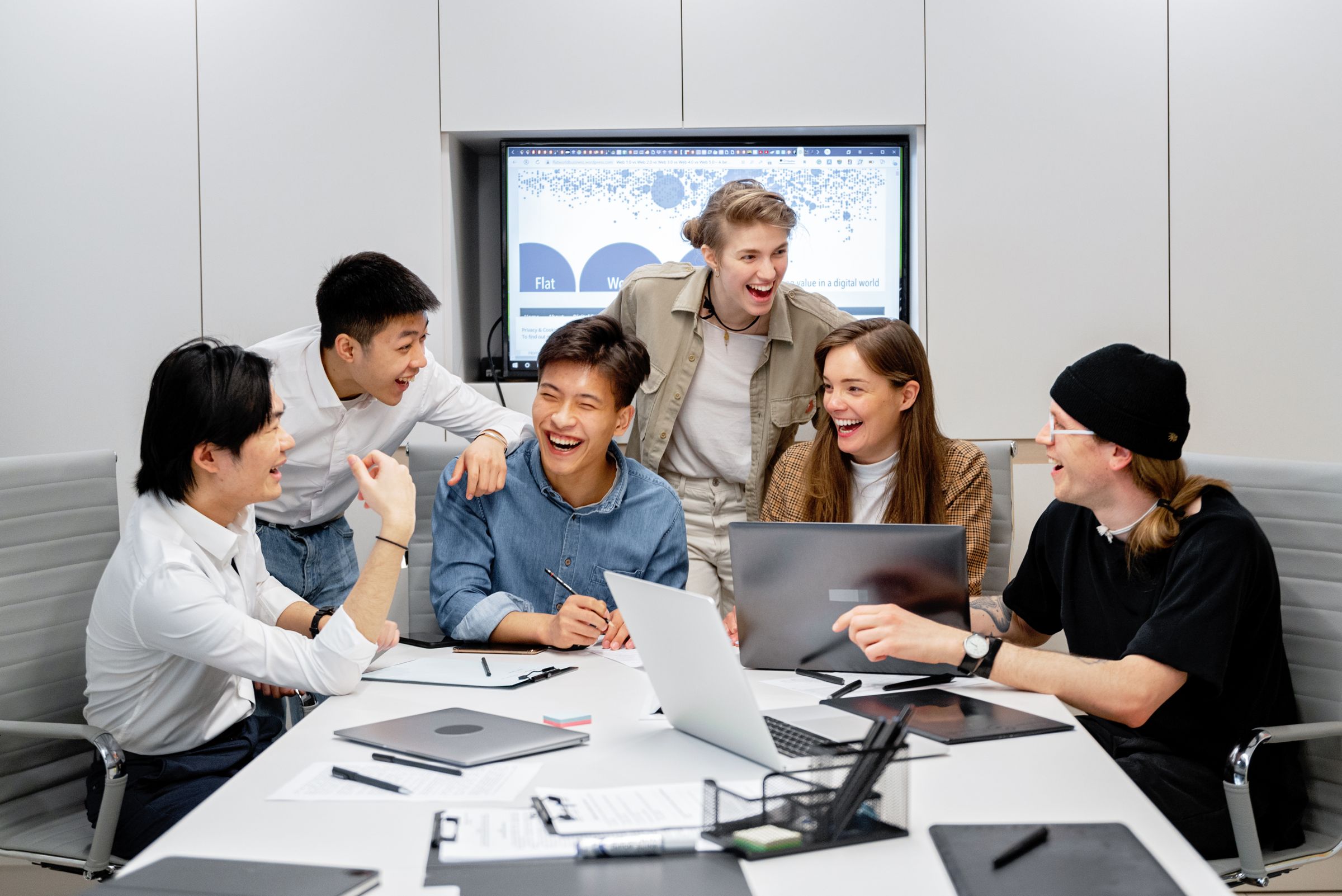 SaaS team reviewing a growth dashboard together
