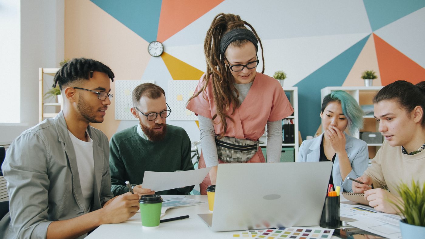 Team working through a cross-platform process together