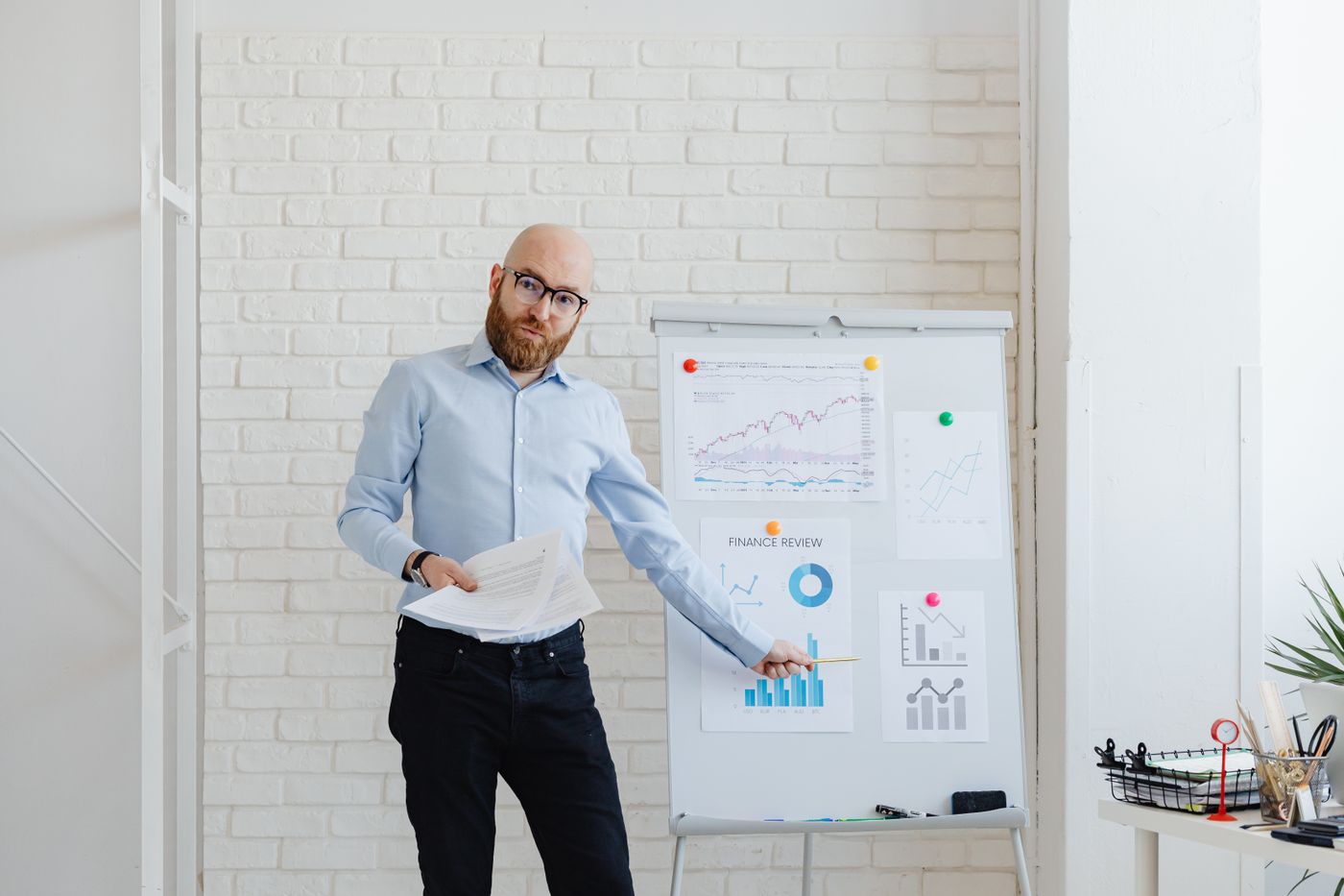 Analyst walking a team through a measurement framework